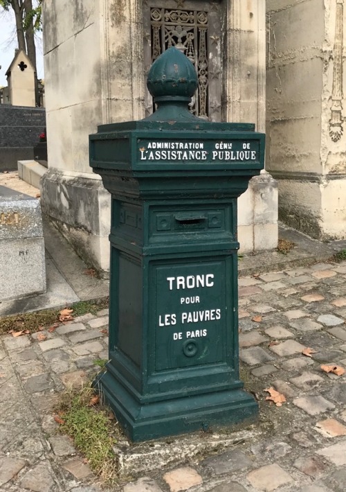 Coffret de collecte des aumônes, Cimetière du père Lachaise, Paris, 2017.