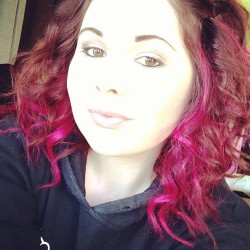 Bohscatsandbabes:  Face Is Whited Out But #Girl #Cute #Curvyladies #Pinkhair #Maidofhonor