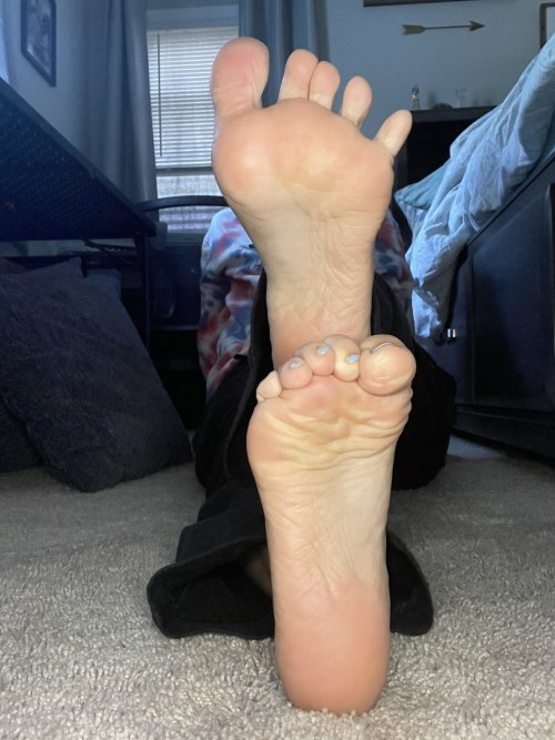 lovethosefeet:@emmasoles96 on TwitterSome wrinkly soles and cute tiny toes! @emmasoles96 Is mak