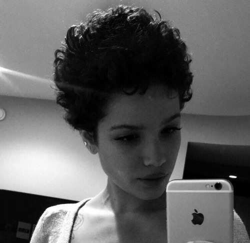 halsey&rsquo;s natural hair is so beautiful.