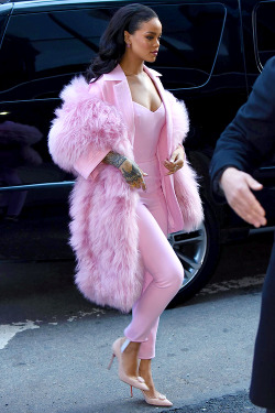 polymer:peachdusk:hellyeahrihannafenty:Rihanna heading to Good Morning America  On wednesdays…..  we wear pink
