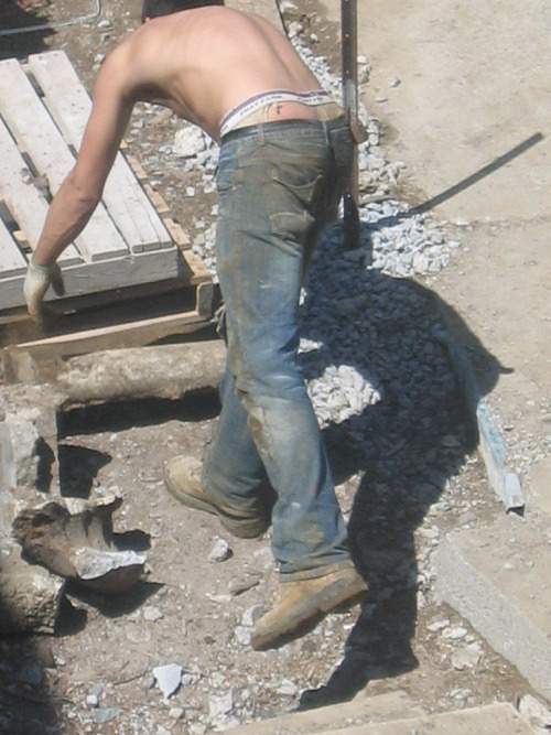thesmellofman: sweatboy30: hot guy. i wanna wearing his clothes and wank in  it.  bet he smells grea