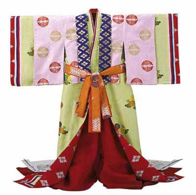 Kimono (kitsuke) with floral motifs and coats of arms belonging to noble families worn by the charac