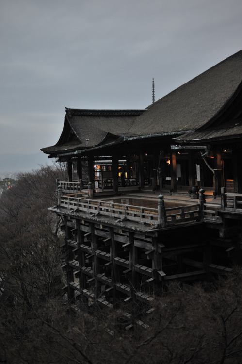 riri-neko: Overcast morning in Kyoto-Kiyomizu temple(by steve_j)