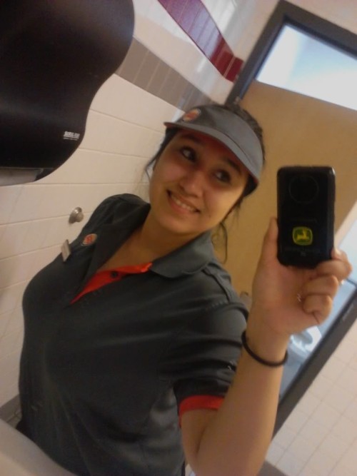 webcams-hispanas:  Linda Burger King latina con GRANDES WHOPPERS!