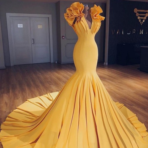 Inspiration for yellow #promdress. Do you like it? #promdresses #eveninggown #partydress #yellowdres