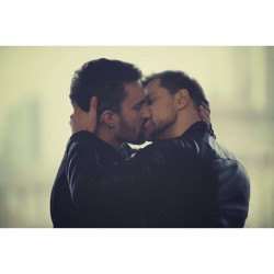 fuckyeahdudeskissing:  Fuck Yeah Dudes Kissing!