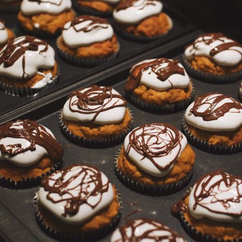 frostednotstirred:Spiced Pumpkin and Rum S'mores cupcakes for Halloween (or Thanksgiving I guess!). 