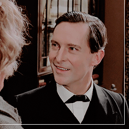 granada-brett-crumbs: … A few yards off he stopped under a lamp-post and laughed in the hearty, nois