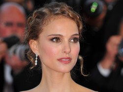 gentlemanboners:  The Lovely Natalie Portman. https://www.snapchat.com/add/gentlemanboners