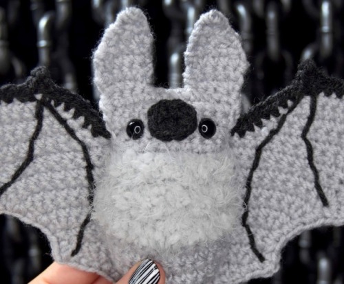 Look at the floof The complete pattern for the bats is up now! 