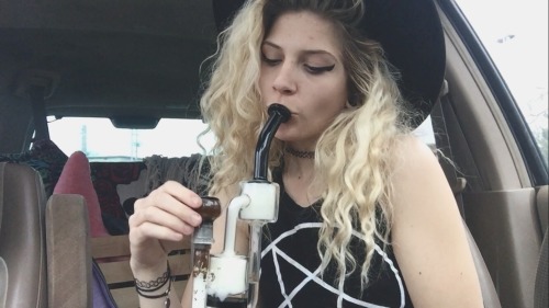 shay–gnar:  I’m a sad girl, I’m a bad girl