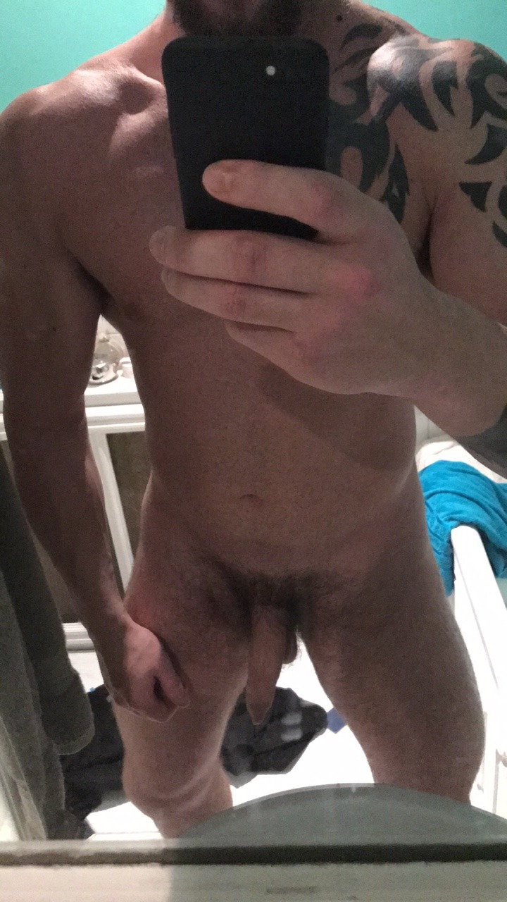 beckyj80:  Looks who’s back, everyone’s favourite muscle fuck boy Lenny!!   Contact
