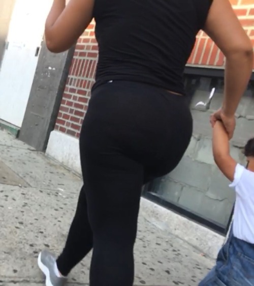 candidsandmore:  This is all I look for when I go creepin now days, either a phat ass or see through leggings