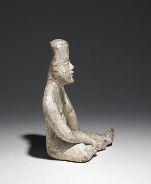 Olmec pottery figurine (Mexico).The use of fine white kaolin clay gives the figurine a lifelikequali