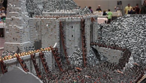 brain-food:  The Battle of Helm’s Deep already has its own official LEGO version, but the licensed set has nothing on this mind blowing set built by Lord of the Rings fans Rich-K and Big J. As where the official LEGO version features 1,368 pieces,