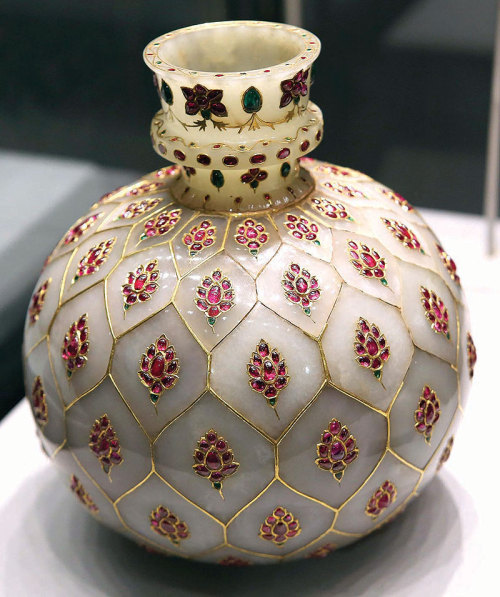 blondebrainpower:Hookah reservoir made of white jade and inlaid with gold, ruby, and emeralds. Decca