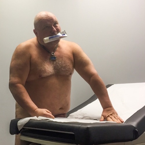 wooferstl:  quarterly vet check for #SIRshappymutt - all good #’s PLUS the vet cleared it for ringing, marking and/or anything else SIR might have planned for HIS pup; the lube was labeled and"sterile" so that means it’s good for you, right?