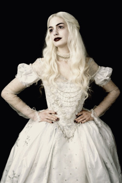 tinkeperi:  Disney’s Alice in Wonderland: Anne Hathaway as the White Queen:) 