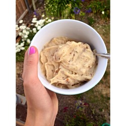 recoveringbambi:  Peanut butter banana ice cream for breakfast. I didn’t blend it so long today and it had delicious chewy bits of dates all through it. {Two frozen bananas, one fresh banana, three dates, tbsp crunchy peanut butter, vanilla extract,