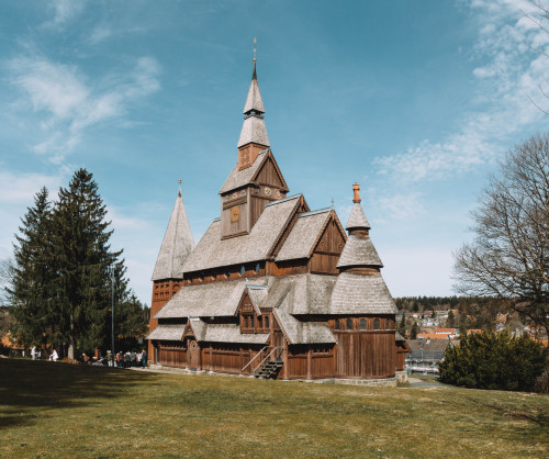  Die Stabkirche in Hahnenklee im Harz. Sie ist der Nachbau einer ähnlichen Stabkirche die in Lærdal 