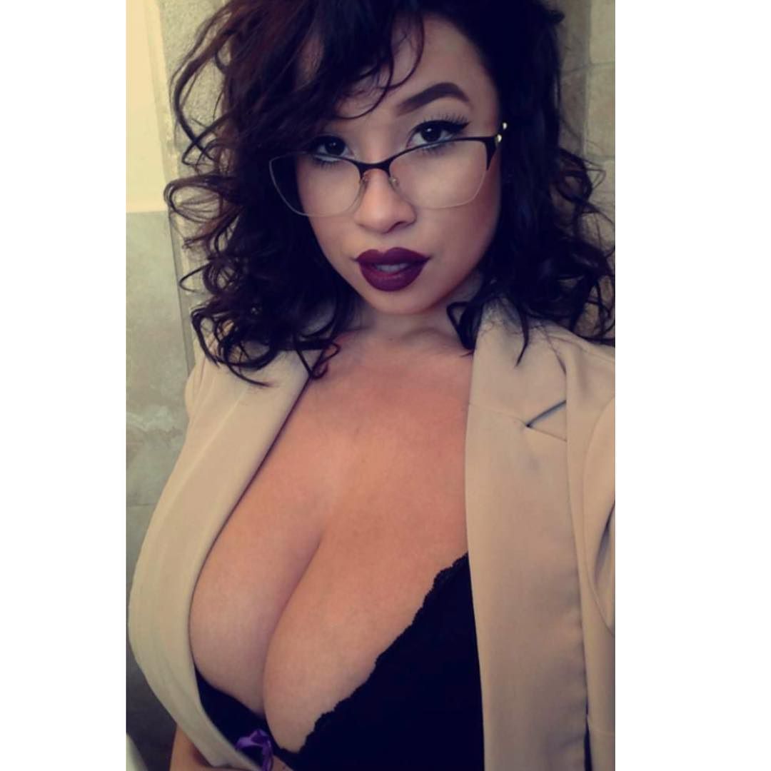 ig-ba:  Double tap and show some ❤️ for @mselizabethanne_ | JustCleavage by just.cleavage