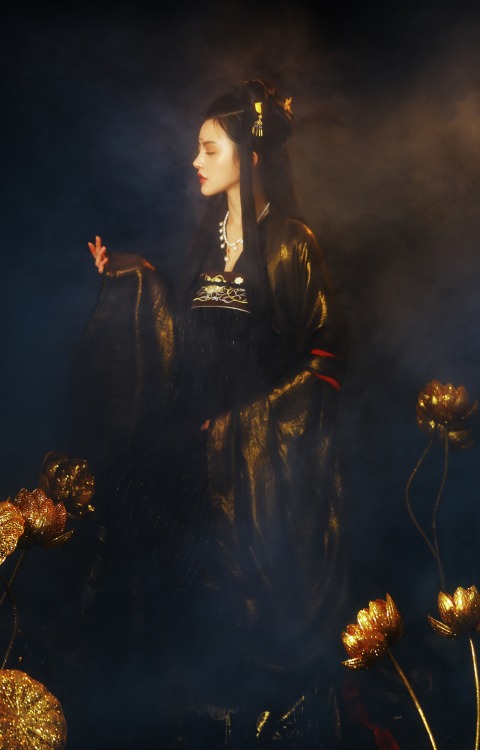 ziseviolet: petit-cottage: [柏舟记汉服] Traditional Chinese Hanfu.