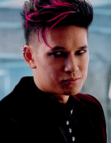 mathewdaddario:  Magnus Bane in 1x12 “Malec” + his fabulous outfits. 