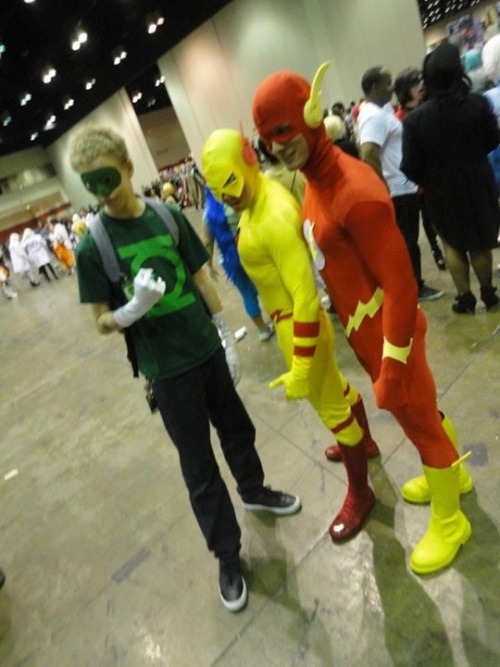 gaycomicgeek:  I haven’t posted many pics of one of the few villains I’ve costumed as. Here’s- Reverse Flash or Justice Lords Flash.   www.gaycomicgeek.com