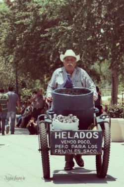 unaestrellajuntoalaluna:  Vendo poco, pero para los frijoles saco. 