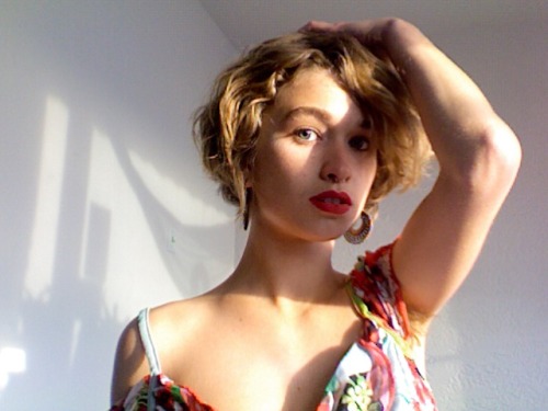 the-new-real-pitprincess:  skyinfocus:  I’m ready for my work photoshoot. We’re doing headshots for all the writers and photographers today!   Id love a copy of that hun!