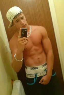 ronone:  tempestsaggerz:  Hot Sagger lad  Very HOT   Mmmmm he&rsquo;s got daddy boned:)