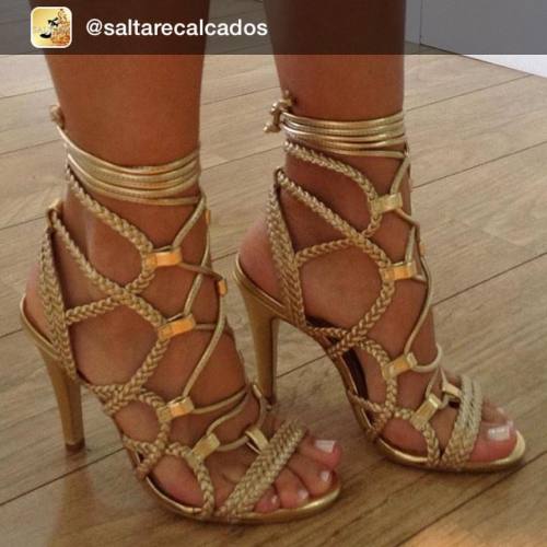 For the upcoming New Year events #sandals repost via @saltarecalcados #heels #sandali #sandalias #Al