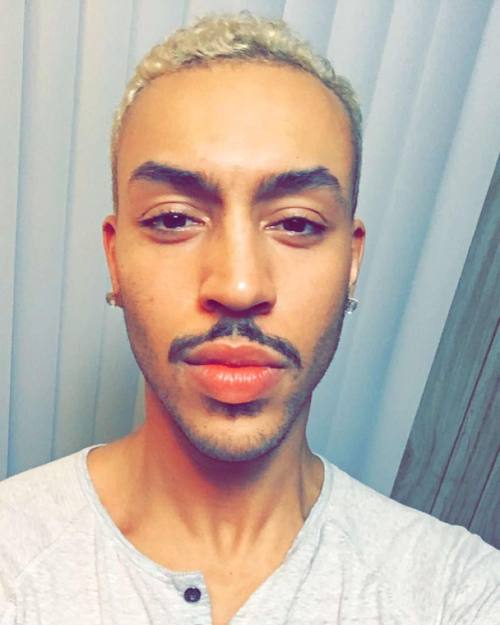 goldengae:  Reasons why I should be a model…#goldengae #gayselfie #iphoneography  Yes because your so dam stunning 😘