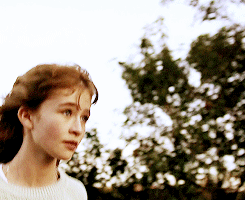 cbssupergirlgifs:smoll angel ready to save the day