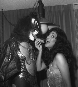 maryjopeace:  GENE SIMMONS AND CHERhttp://fantascientificamentevintage.tumblr.com/post/108990337755/gene-simmons-and-cher-1979