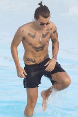 shirtlessmalecelebs:  Harry Styles