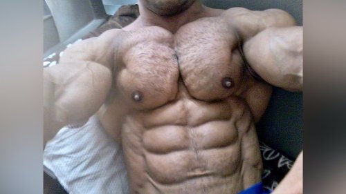 rippedmusclejock:When your dumb bottom gym bro is sending you pics like this. Fuck when the tren does the thinking for you