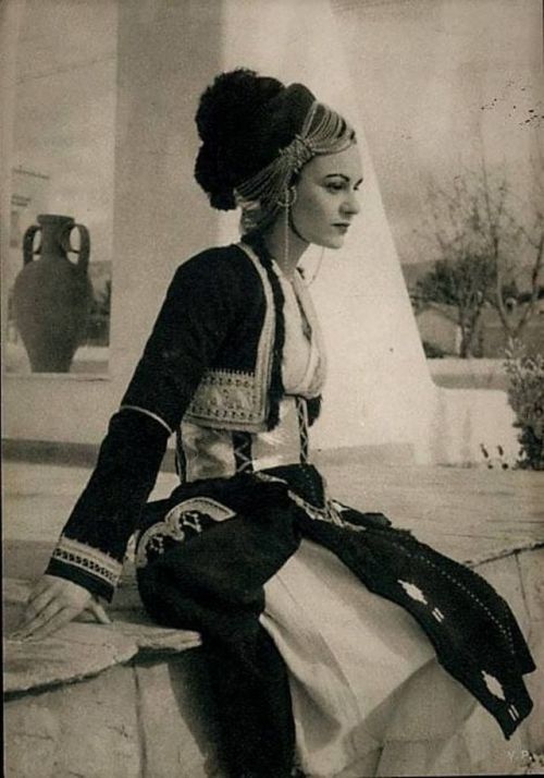 Παραδοσιακή φορεσιά από το Ρουμλούκι Μακεδονίας / Traditional dress from Roumlouki in Macedonia, Gre