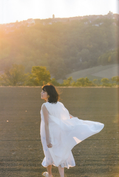 voz48reloaded:  Ikuta Erika 1st Photobook 「Tenchou」