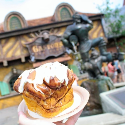 No one makes cinnamon buns like Gaston. . . . . . #disneyworld #gastonstavern #disneyfoodhttps://w