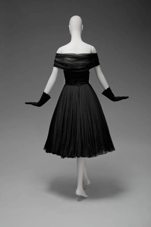 ab. 1955 Cocktail dress by James Galanos, USAwool, silk, chiffon(Chicago History Museum)