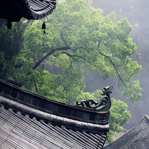 Photographs of Chinese temples. The first one is zhaitang（斋堂）which is vegetarian dining hall for mon