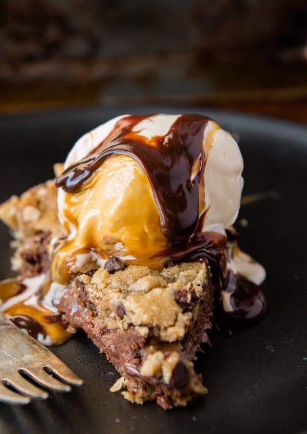 NUTELLA DULCE DE LECHE CHOCOLATE CHIP COOKIE PIE - Sweet Tooth Girl