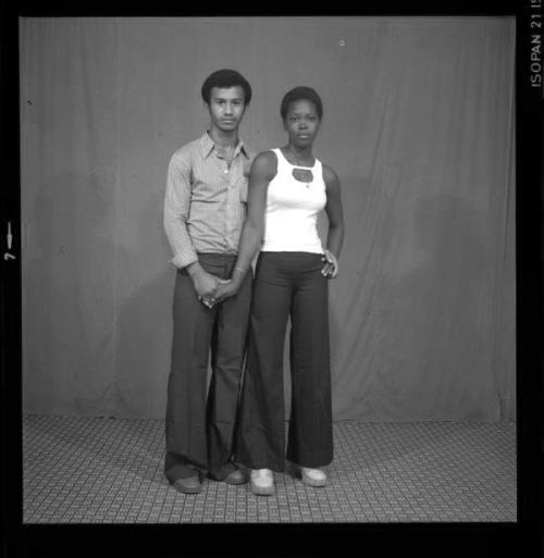 [PHOTOGRAPHY] A selection of negative scans, not treated: Couples in the 60ies Photographer : Clic C