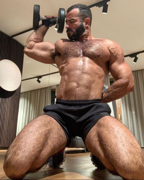 hugemuscle: Daddy’s been working out HARD for you boy. 