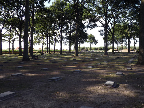 XXX Great War cemeteries and memorials in Flanders“The photo