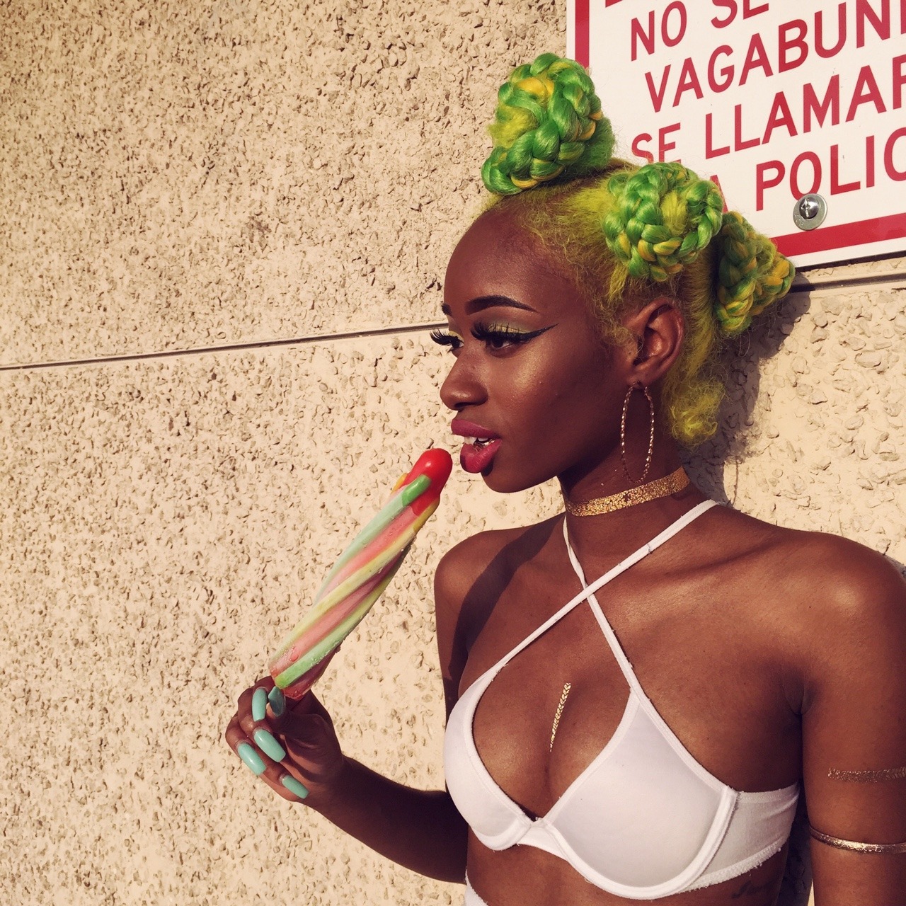 trebled-negrita-princess:  i FUCKING LOVE THOSE POPSICLES   Fucking love her hair