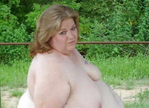 chirifa: bellylifter: Outdoor strip SSBBW Debbie