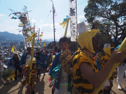 龍王神社の秋祭り。昔のヤブ（鬼面を被ってる人）は全身刺青の人も珍しくなかったそうです。今でもけっこう体格の良い人が多いですね＾＾；